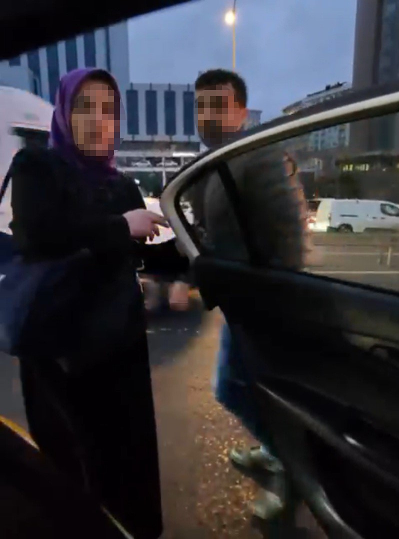 Taksici Yolcuları Indirdi (1)