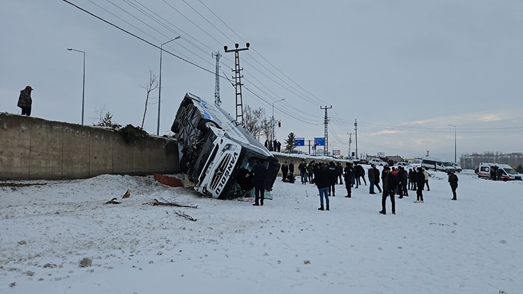 Yolcu otobüsü devrildi! Çok sayıda yaralı var