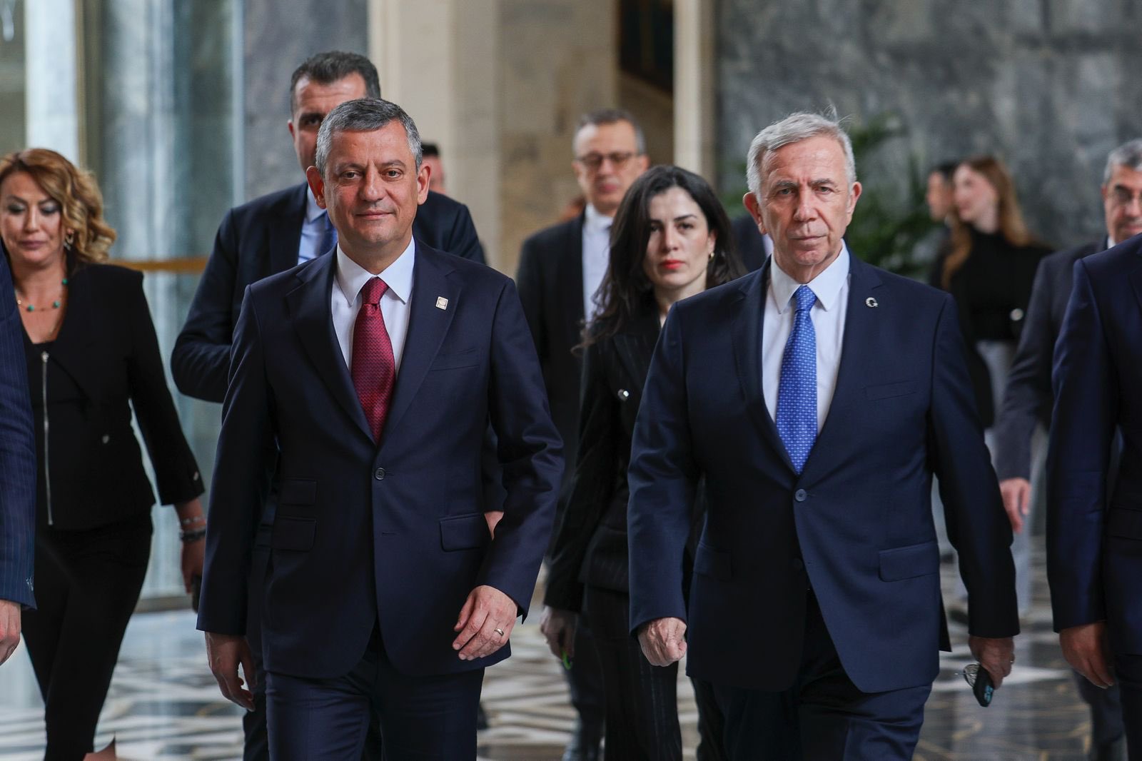 Özgür Özel durdurulamıyor! Hakaretler savurdu...