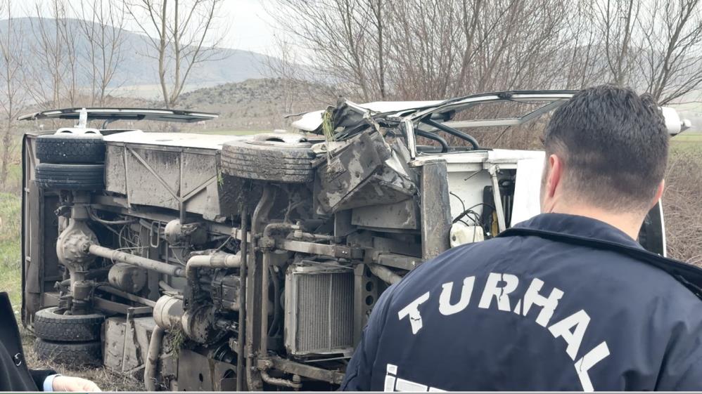Tokat'ta Öğrenci Servisi Otomobille Çarpıştı 6 Öğrenci Yaralandı (2)