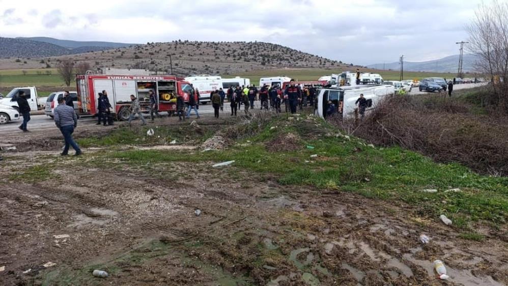Tokat'ta Öğrenci Servisi Otomobille Çarpıştı 6 Öğrenci Yaralandı (3)