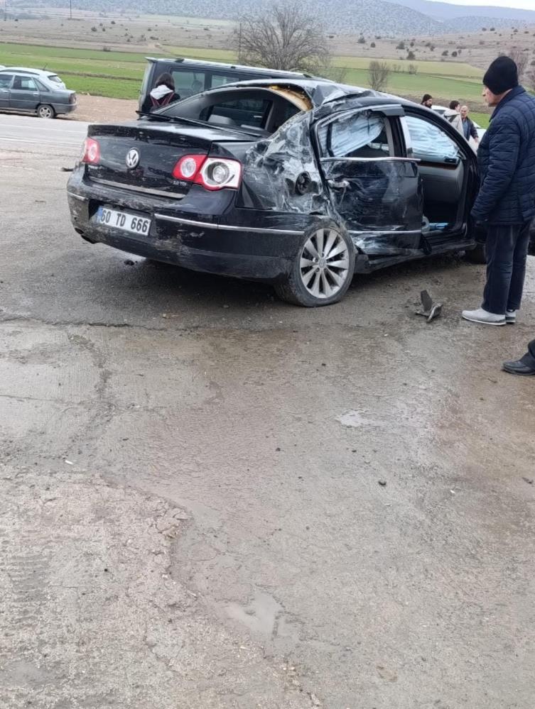 Tokat'ta Öğrenci Servisi Otomobille Çarpıştı 6 Öğrenci Yaralandı (4)