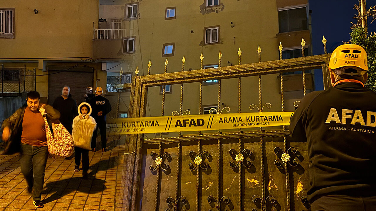 Kolonlardan çatlama sesi geldi! 51 kişinin olduğu bina boşaltıldı