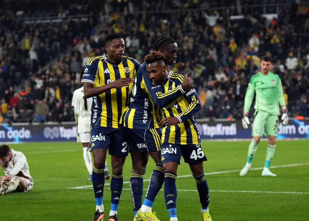 Fenerbahçe 4-1 Gaziantep FK karşısında farklı kazandı! Yıldız futbolcudan hat-trick