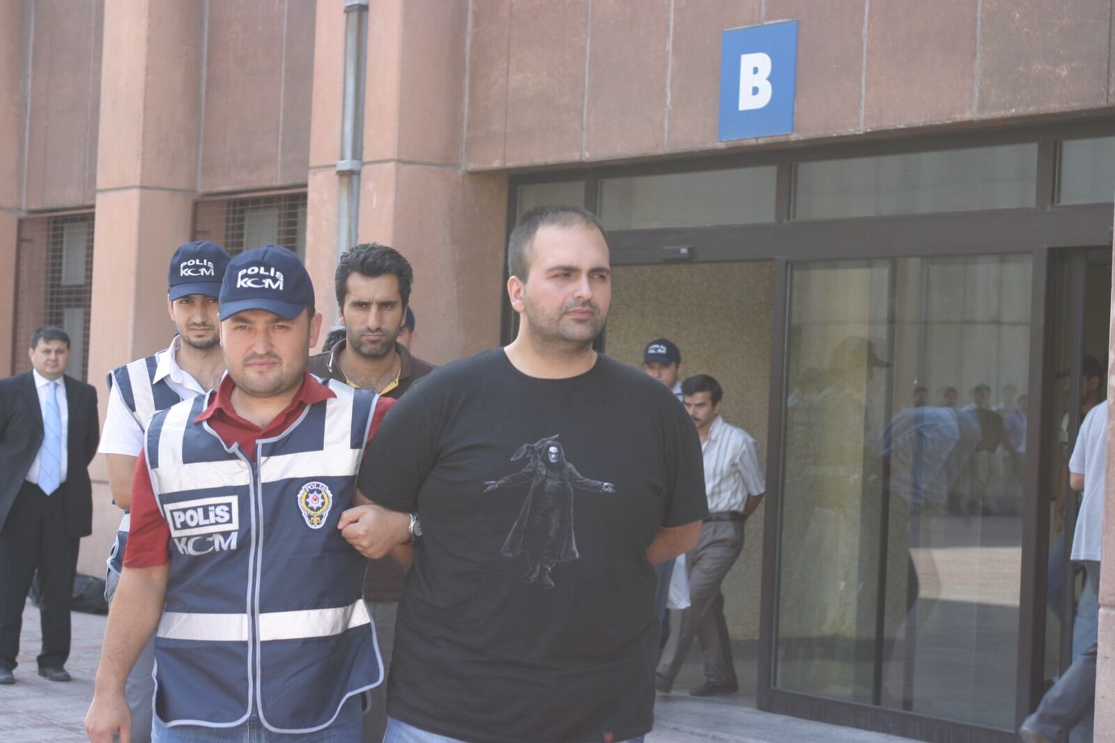 Ihsan Aydin Onurlu Hirsizlar Kitap Ulketv (4)-1