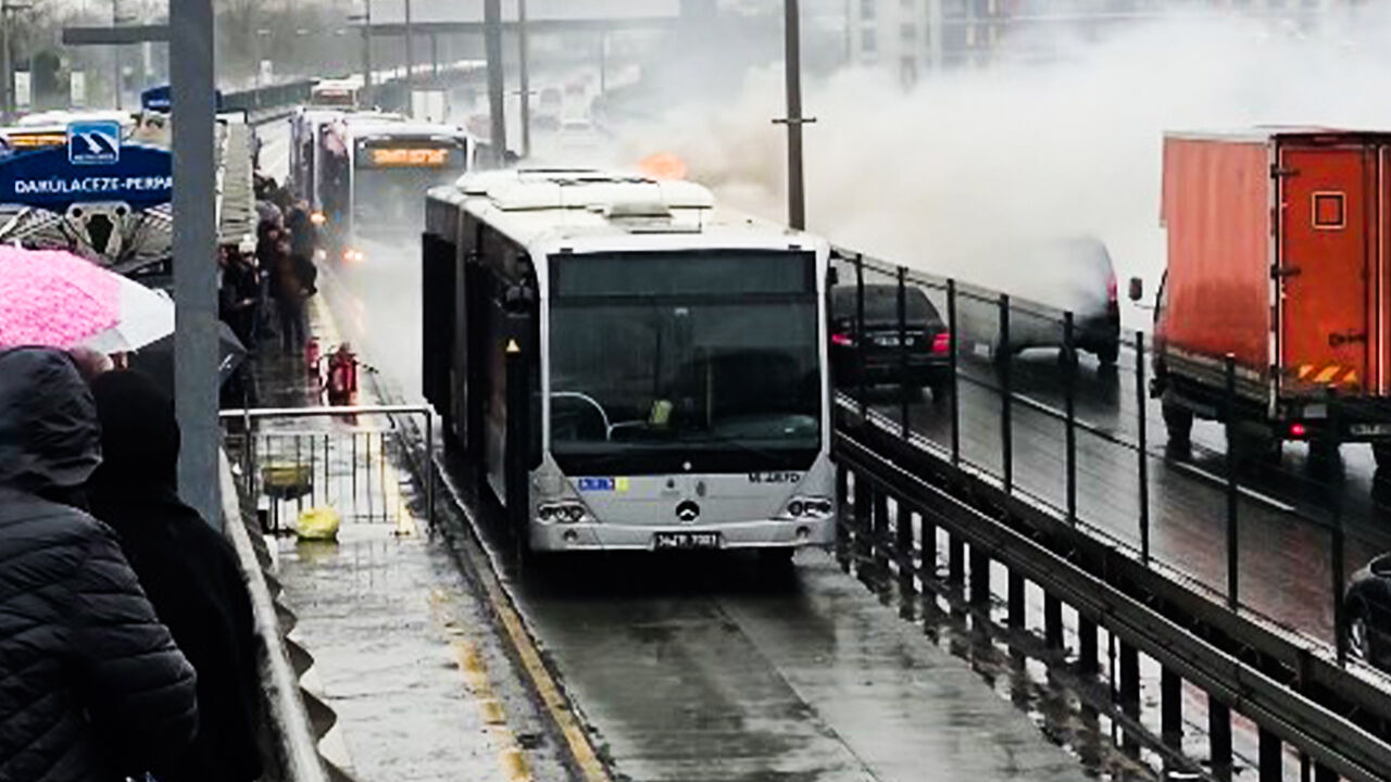 İstanbul'da metrobüste yangın!