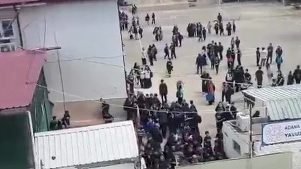 Adana'da okul çevresinde silah sesleri!