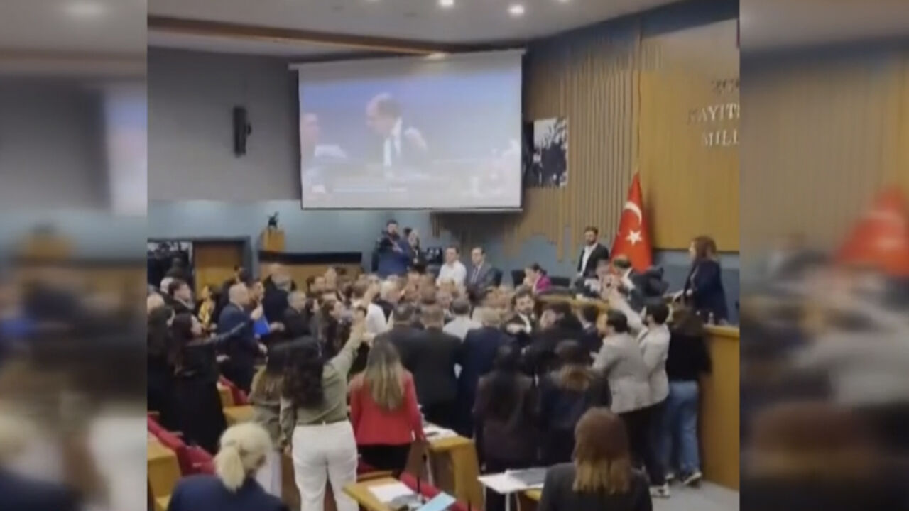 AK Partili ve CHP'li üyeler birbirine girdi! Ortalık karıştı