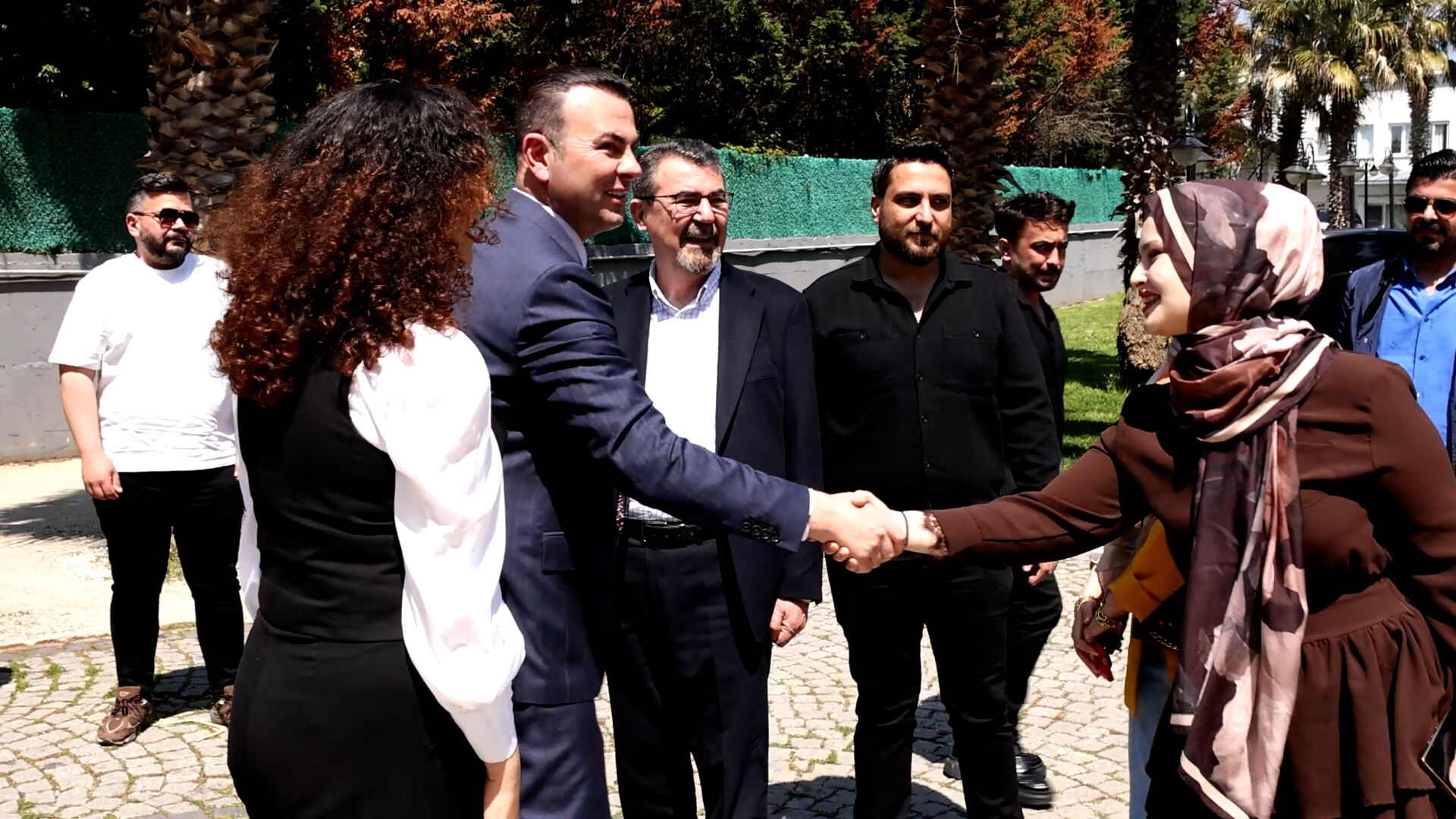 Mi̇lletveki̇li̇ Seyi̇than İzsi̇z'den Geli̇n Di̇zi̇si̇ Seti̇ne Zi̇yaret.mp4.00 14 05 11.Still003