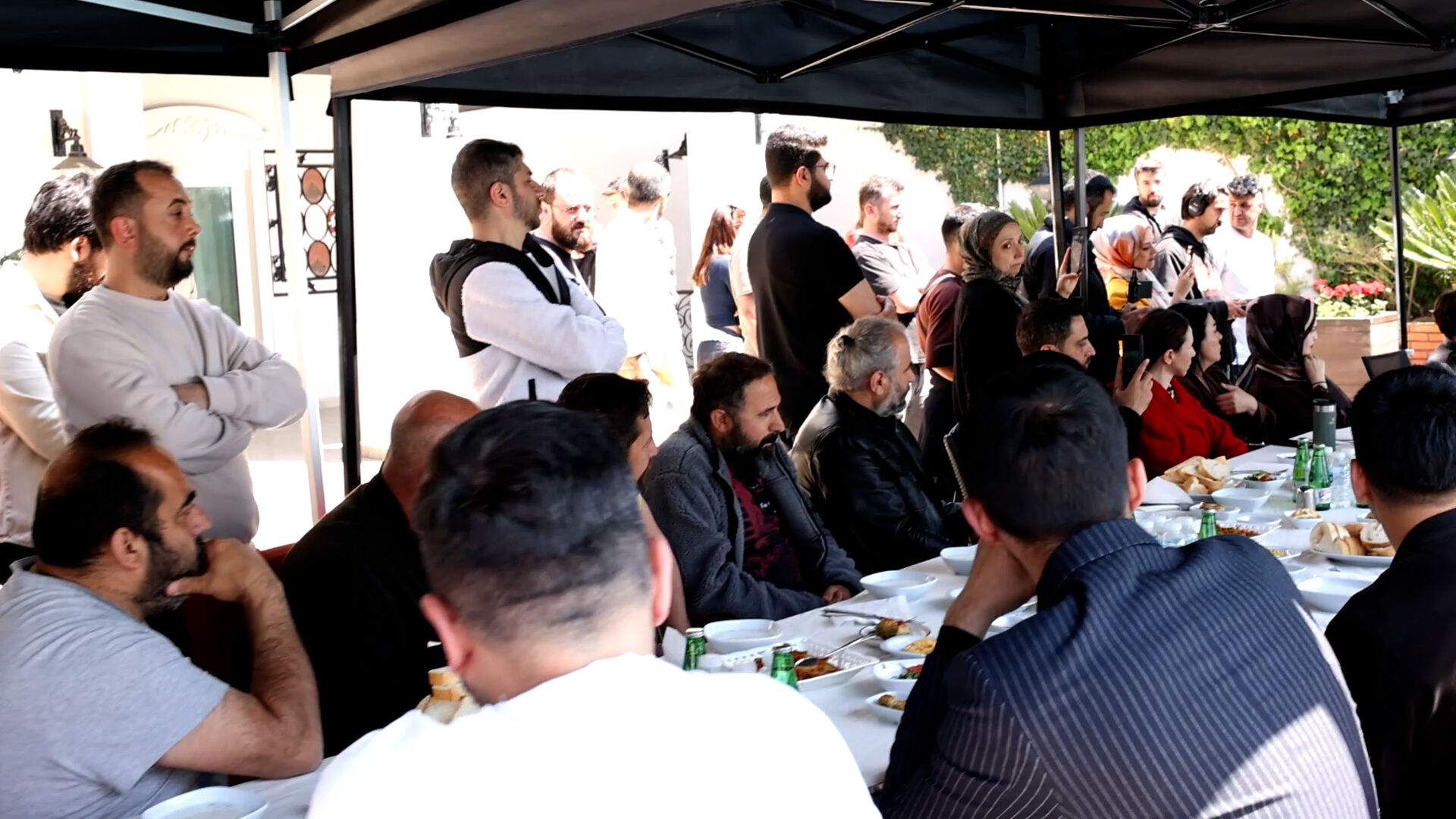 Mi̇lletveki̇li̇ Seyi̇than İzsi̇z'den Geli̇n Di̇zi̇si̇ Seti̇ne Zi̇yaret.mp4.00 15 49 02.Still008