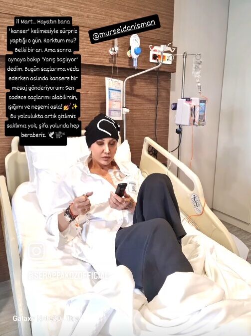 Serap Paköz (Ezgü), 15 Haziran 1965 Tarihinde Ankara'da Doğmuştur. Aslen Karadenizli Bir Ailenin Kızı Olan Ve 2026 Yılı Itibarıyla 61 Yaşında Olan Ünlü Sunucu, Çukurova Üniversitesi'nde Eğitim Görmüş Ve Kariyerine Trt' (3)