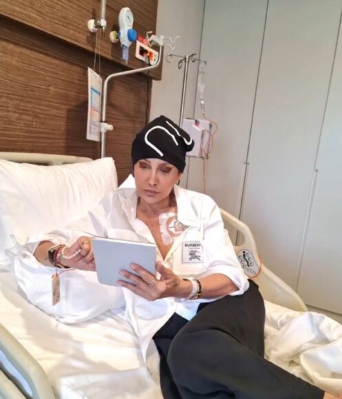 Serap Paköz (Ezgü), 15 Haziran 1965 Tarihinde Ankara'da Doğmuştur. Aslen Karadenizli Bir Ailenin Kızı Olan Ve 2026 Yılı Itibarıyla 61 Yaşında Olan Ünlü Sunucu, Çukurova Üniversitesi'nde Eğitim Görmüş Ve Kariyerine Trt' (5)