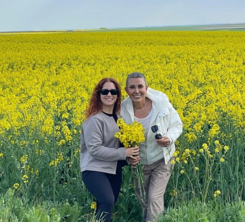 Serap Paköz (Ezgü), 15 Haziran 1965 Tarihinde Ankara'da Doğmuştur. Aslen Karadenizli Bir Ailenin Kızı Olan Ve 2026 Yılı Itibarıyla 61 Yaşında Olan Ünlü Sunucu, Çukurova Üniversitesi'nde Eğitim Görmüş Ve Kariyerine Trt'de (1)