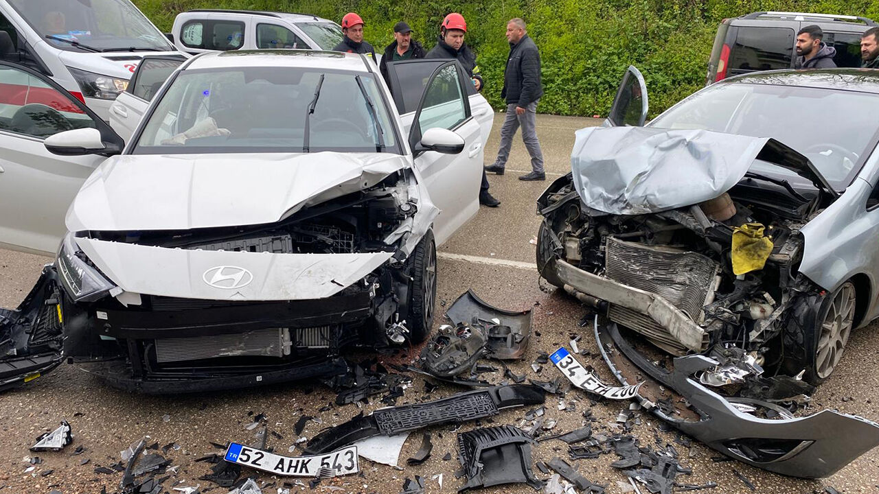 Feci kaza! Otomobiller çarpıştı: Yaralılar var