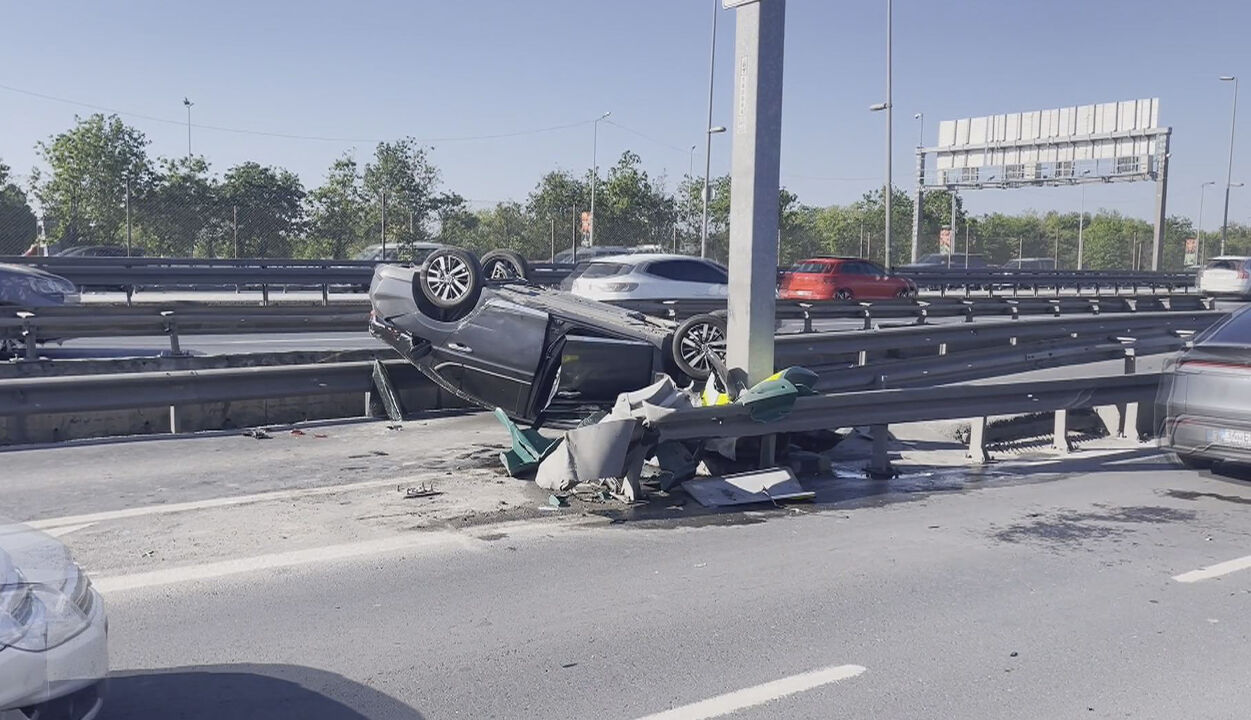 İstanbul'da feci kaza! Araç takla attı, trafik felç oldu