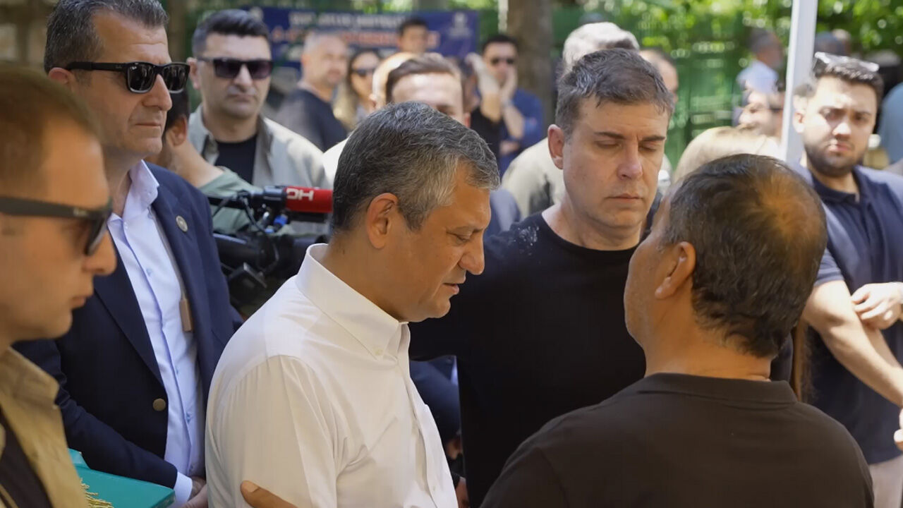 Özgür Özel'in acı günü! Tabutu omzunda taşıdı