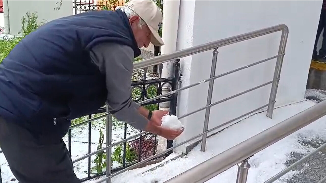 Ankara'da ceviz büyüklüğünde dolu yağdı