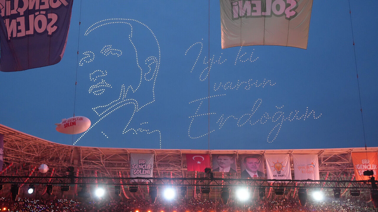 Gökyüzüne "İyi ki varsın Erdoğan" yazdılar! İşte o anlar...
