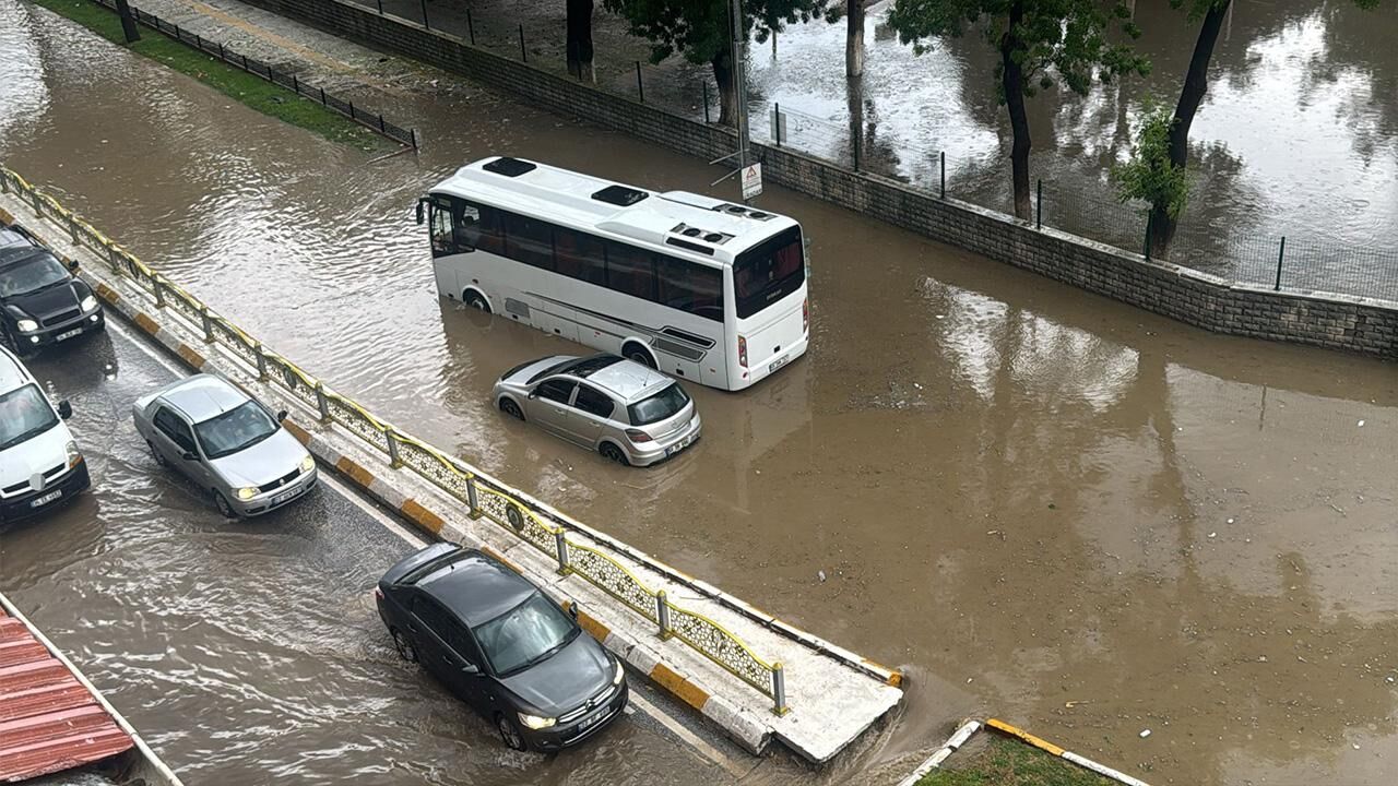 Edirne'yi dolu ve sağanak vurdu! Yollar göle döndü, araçlar mahsur kaldı