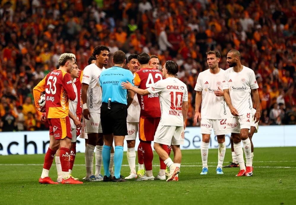 Galatasaray Bitime 1 Hafta Kala Üst Üste 4.Kez Şampiyon! (1)