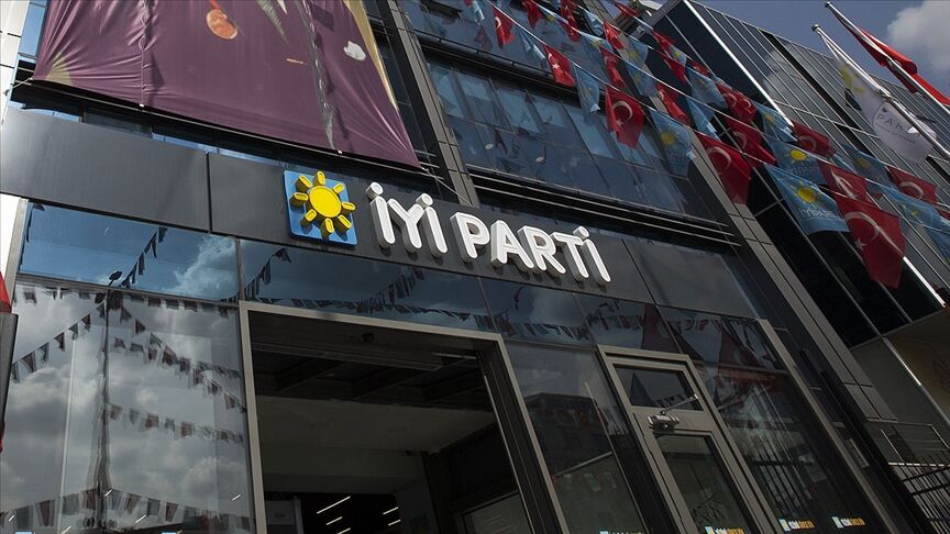 İYİ Parti'de istifa depremi! Zehir zemberek sözlerle ayrılığı duyurdu