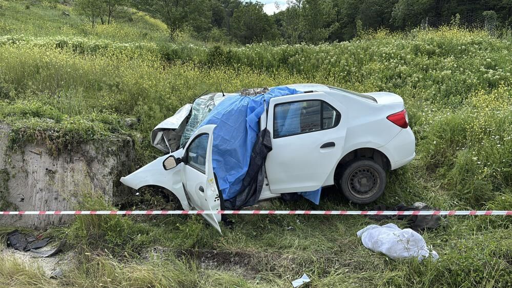 Kastamonu’da feci kaza! Otomobil istinat duvarına çarptı
