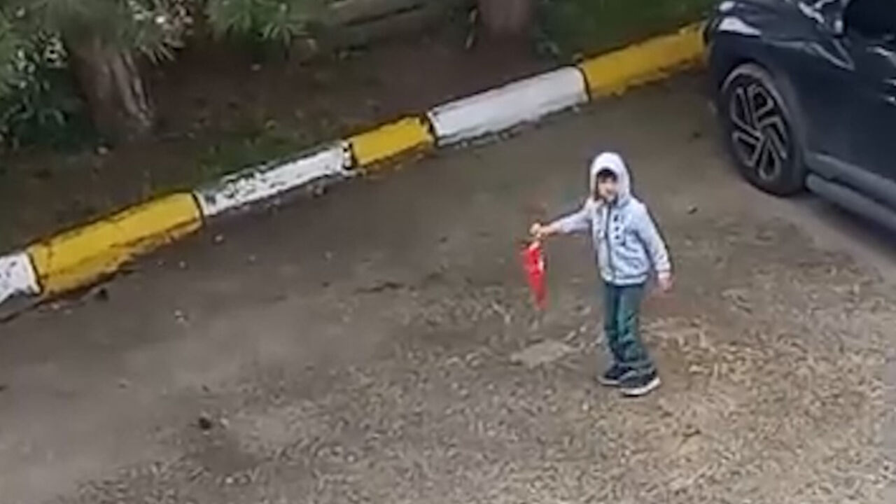 5 yaşındaki çocuğun bayrak hassasiyeti duygulandırdı!