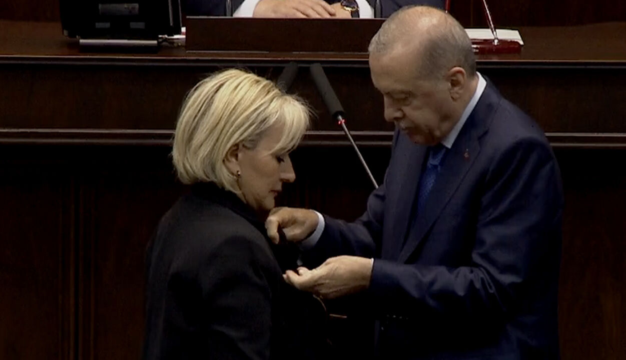CHP'den istifa etmişti, AK Parti'ye katıldı! Rozetini Erdoğan taktı