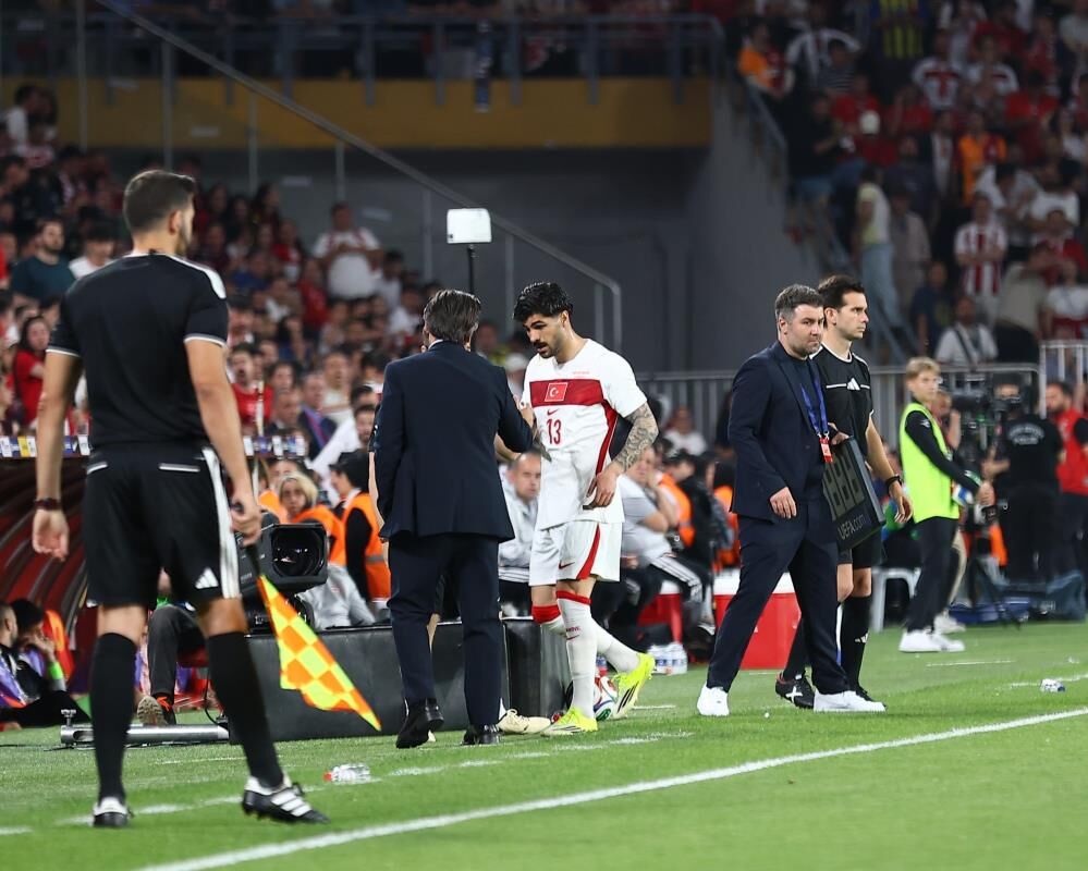Milli futbolcu hastaneye kaldırıldı! Türkiye-Kuzey Makedonya maçında korkutan sakatlık