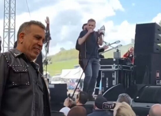 Haluk Levent'ten kötü haber konserde fenalaştı