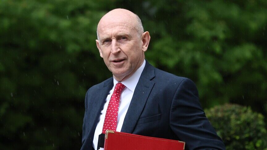 İngiltere Savunma Bakanı John Healey