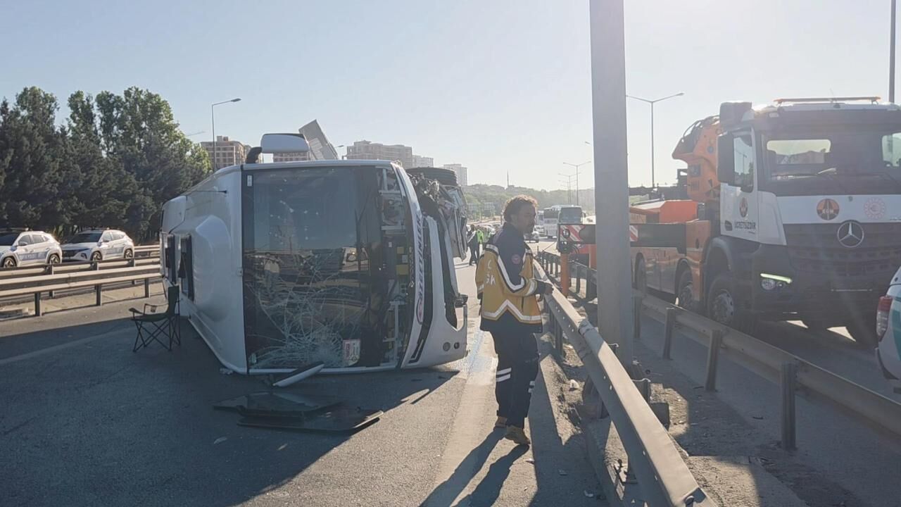 İstanbul'da midibüs bariyerlere çarptı! Çok sayıda yaralı