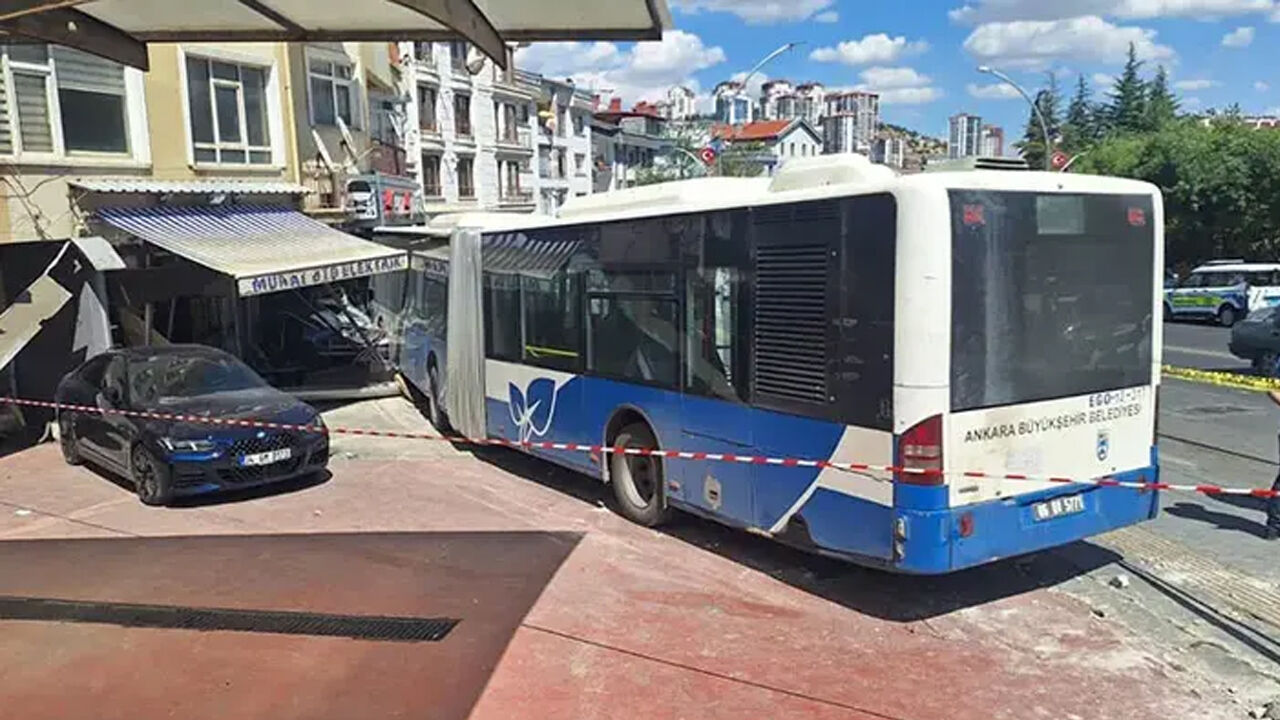Ankara'da korku dolu anlar! Belediye otobüsü iş yerine daldı