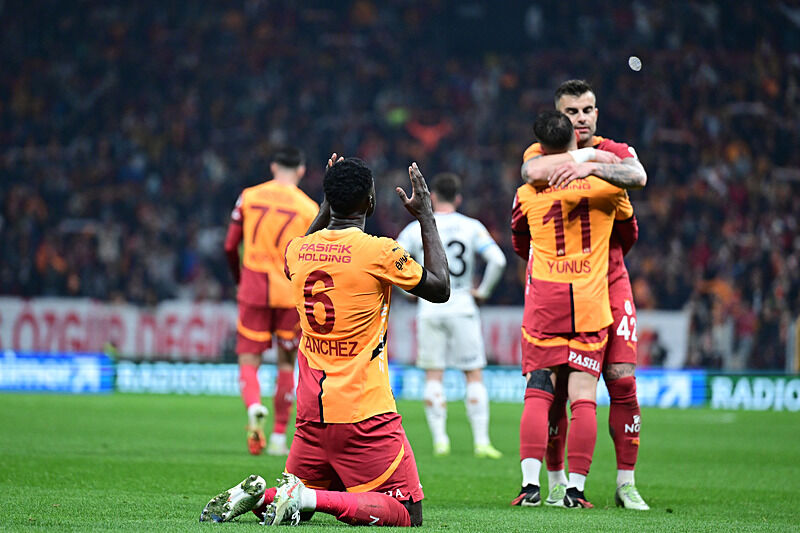 Galatasaray'da yıldız futbolcu satıldı mı? Kamp kadrosunda yok