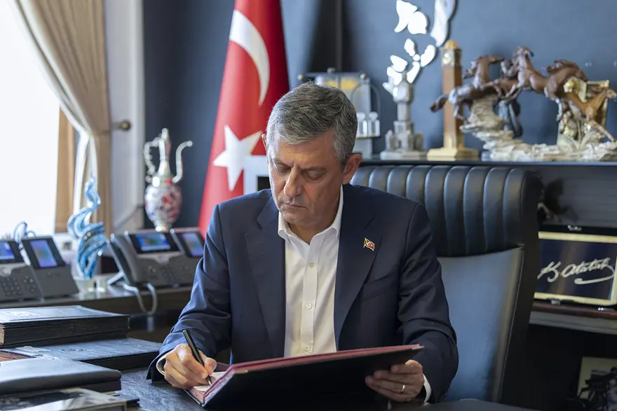 Özgür Özel ve 90 vekil CHP'de istifa etti! Partinin adı belli oldu