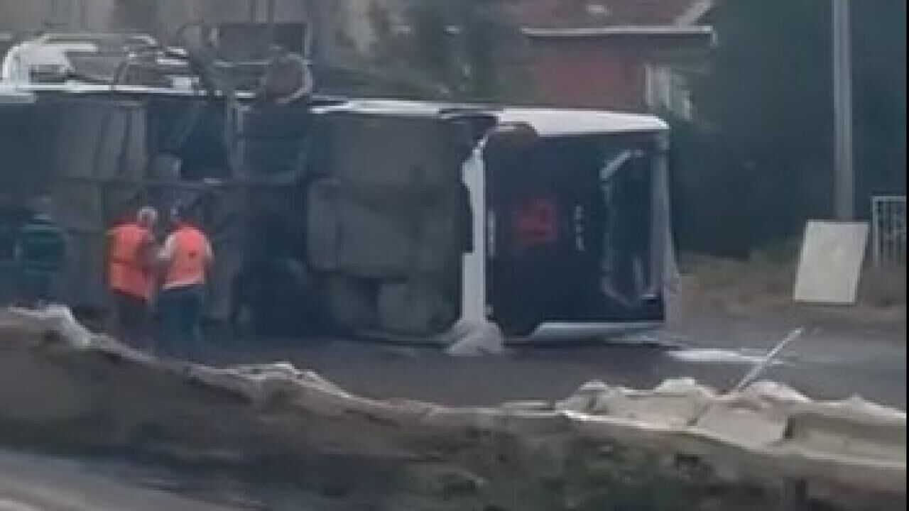 İstanbul'da servis otobüsü devrildi