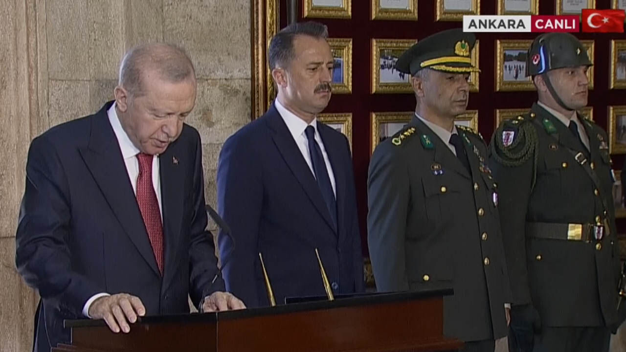 Erdoğan, Anıtkabir Özel Defteri'ni İmzaladı!