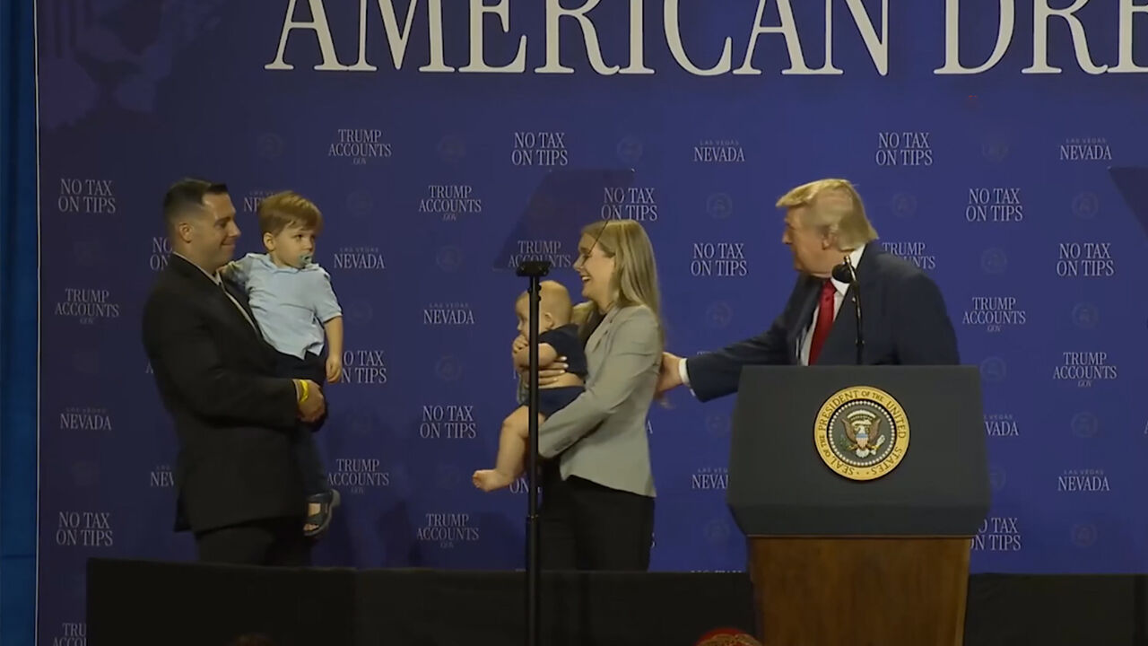 Trump küçük çocuğu son anda kurtardı! Sahnede hızlı müdahale