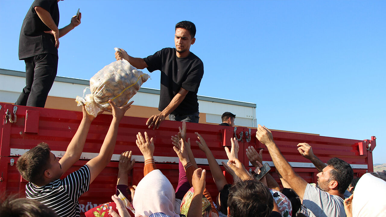 150 bin TL'lik patatesi bedavaya dağıttı! Helal olsun dedirten hareket
