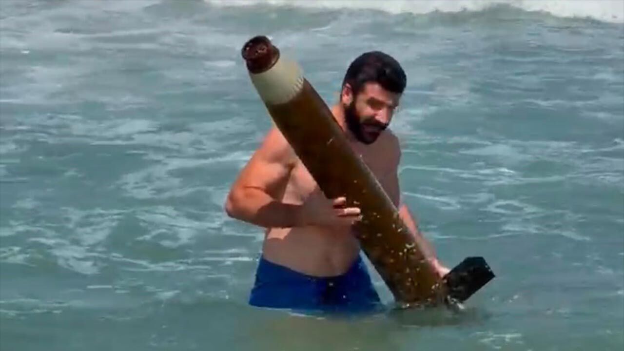 Denize girdi, hayatının şokunu yaşadı! Paniğe sebep oldu