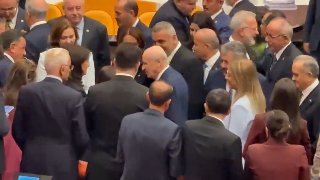 Meclis'te Tarihi Görüntüler... Bahçeli'den Anlamlı Jest (1)