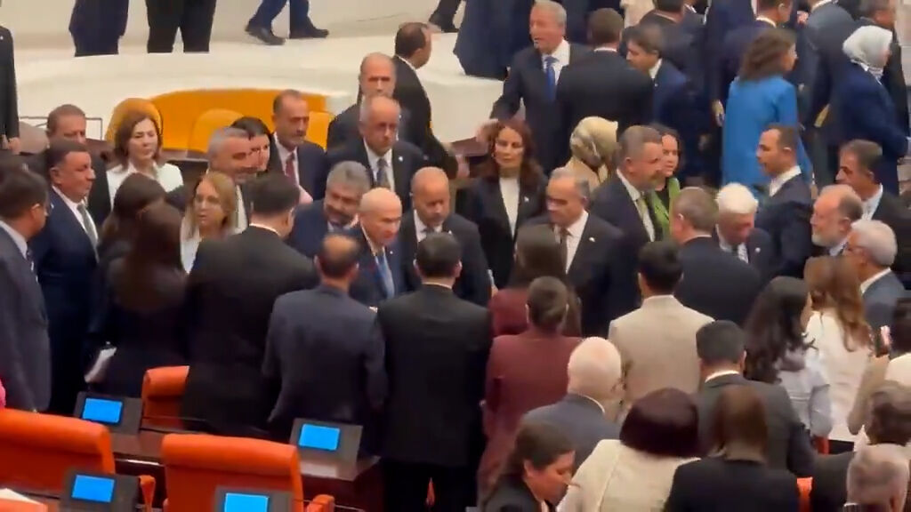 Meclis'te Tarihi Görüntüler... Bahçeli'den Anlamlı Jest (2)