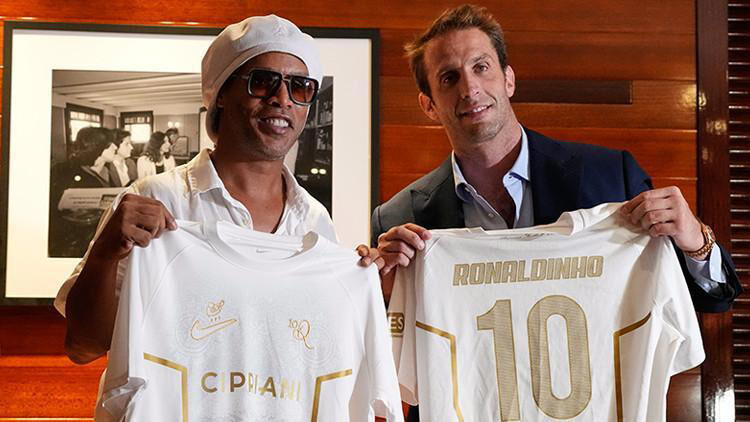 Ronaldinho Sahalara Geri Döndü (1)