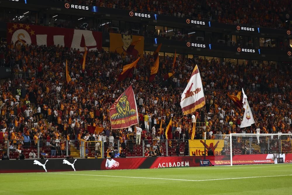 Galatasaray taraftarı yönetimi istifaya davet etti