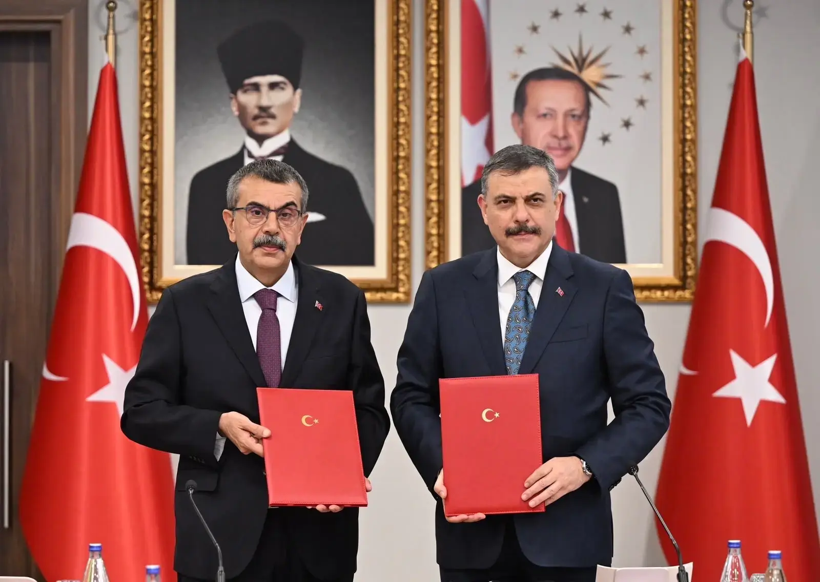 Devletin ilgili birimleri  teyakkuza geçti: İki Bakan Manisa yolunda