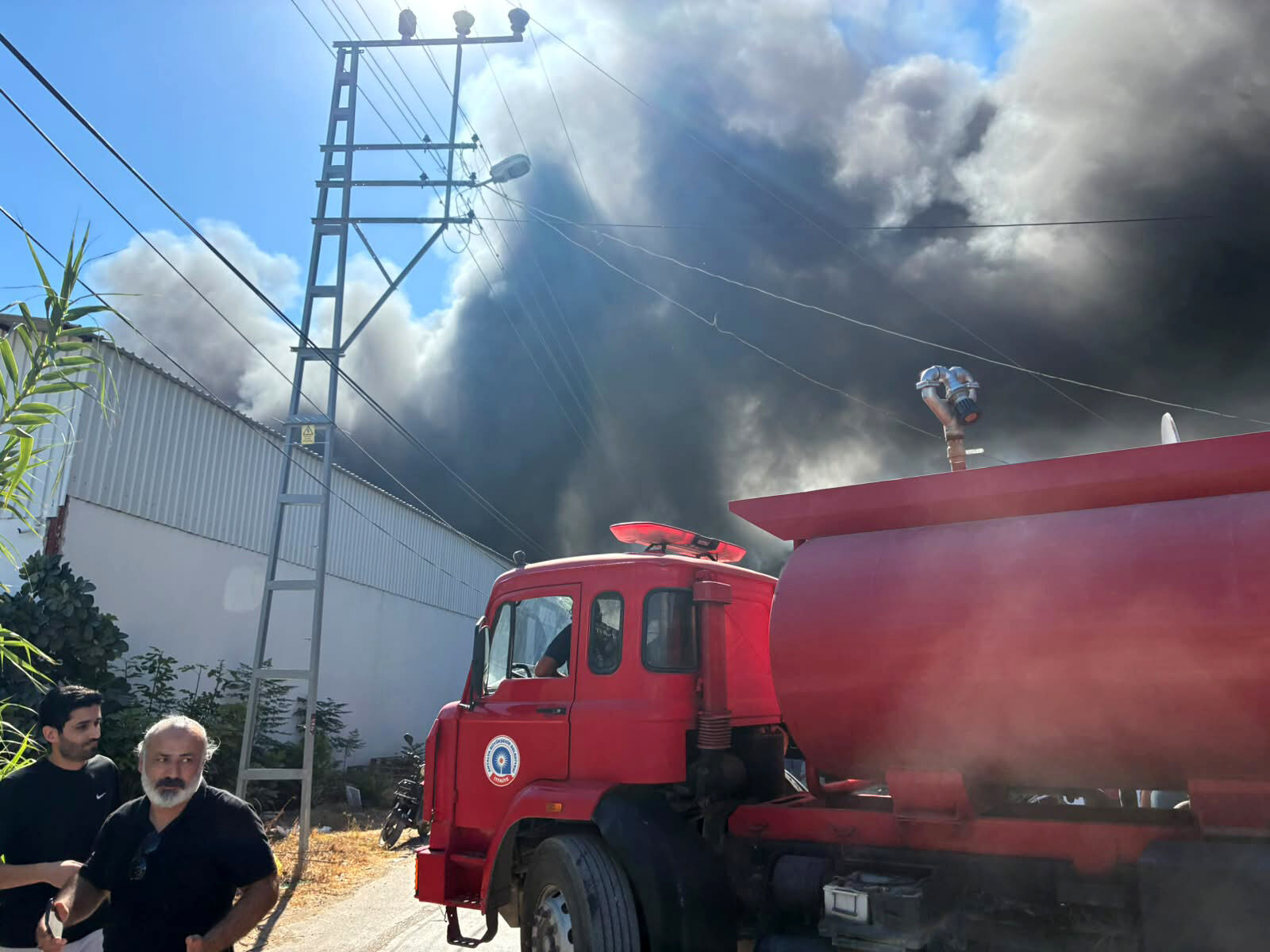 Antalya'da korkutan yangın! Gökyüzü dumanla kaplandı