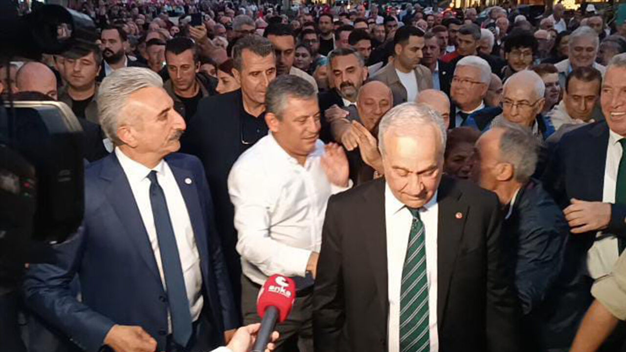 Yok artık Özgür Özel! Vatandaşa beddua etti