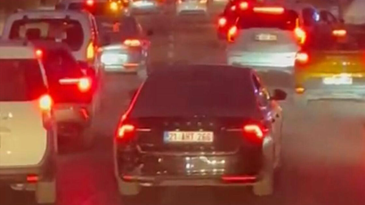 Yazıklar olsun! Yapılan anonsa rağmen itfaiyeye yol vermedi