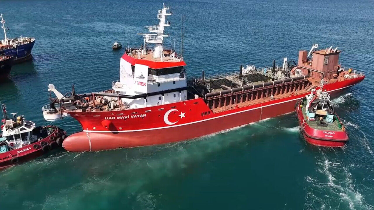 Türk tersanelerinde bir ilk! Yerli gemi suya indirildi