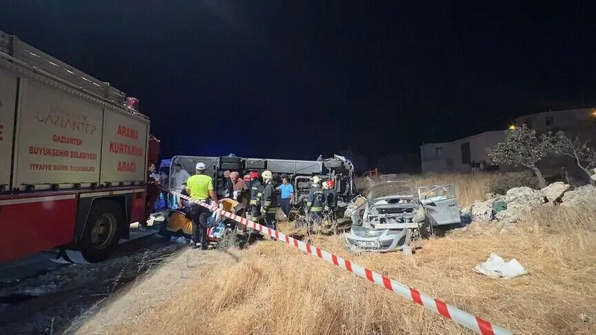 Gaziantep’te feci kaza: Minibüs ve otomobil çarpıştı
